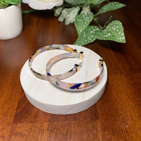 Beautiful pair of Multi-Colored Resin Hoop earrings. - Picture 5 of 9